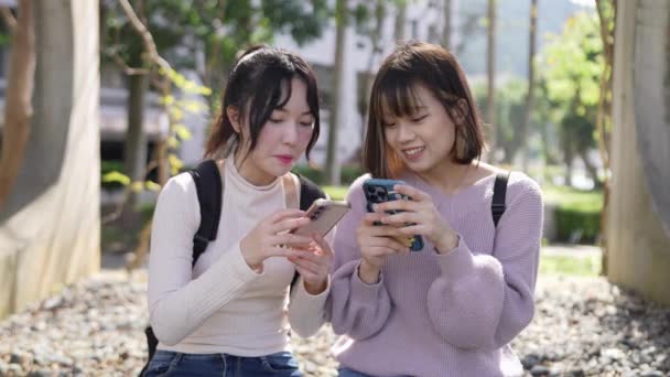 Video Rallentatore Due Studentesse Taiwanesi Anni Sedute Campus Universitario Taipei — Video Stock