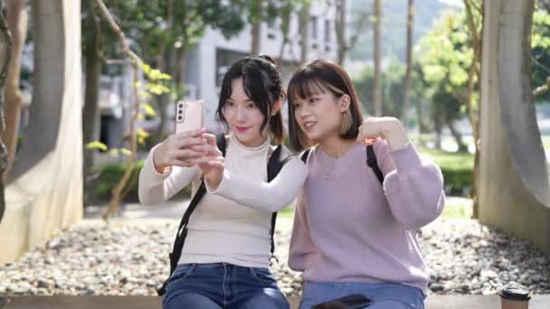 Відео Повільного Руху Двох Тайванських Студенток Коледжу Роках Сидячи Університетському — стокове відео