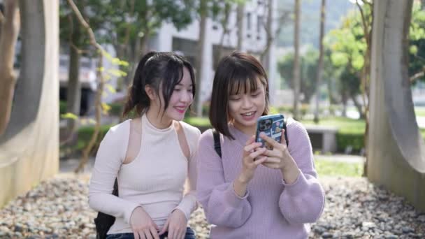 Zeitlupenvideo Von Zwei Taiwanesischen Studentinnen Ihren Zwanzigern Die Auf Einem — Stockvideo