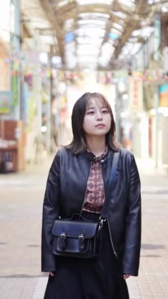 Pionowy Filmik Młodej Japońskiej Kobiety Okinawan Dwudziestce Spacerującej Tylnej Alejce — Wideo stockowe