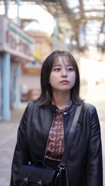 Vídeo Vertical Uma Jovem Japonesa Okinawan Seus Anos Andando Beco — Vídeo de Stock