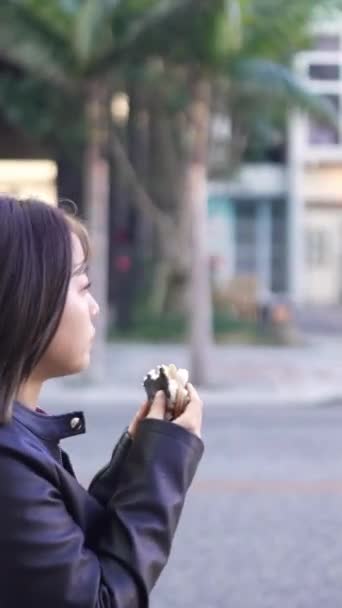 Pionowe Wideo Młodej Japońskiej Kobiety Okinawan Wieku Lat Jedzącej Fast — Wideo stockowe