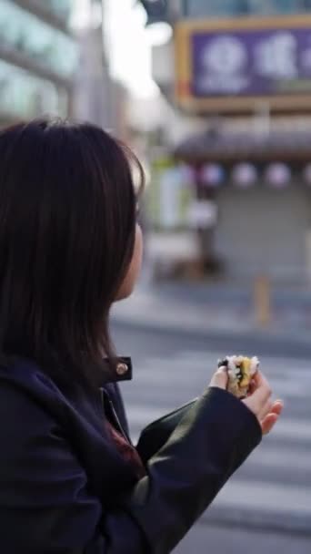 Vertikal Video Ung Japansk Okinawan Kvinna Årsåldern Äter Snabbmat Fläsk — Stockvideo
