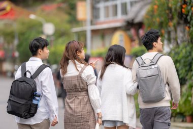 Tayvan 'ın Taipei şehrinde, Wenshan Bölgesi' nde turistik bir etkinlik olan Maokong 'un doğası gereği konuşan dört Tayvanlı üniversite öğrencisinin manzarası.