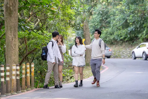 Tayvan 'ın Taipei şehrinde, Wenshan Bölgesi' nde turistik bir etkinlik olan Maokong 'un doğası gereği konuşan dört Tayvanlı üniversite öğrencisinin manzarası.