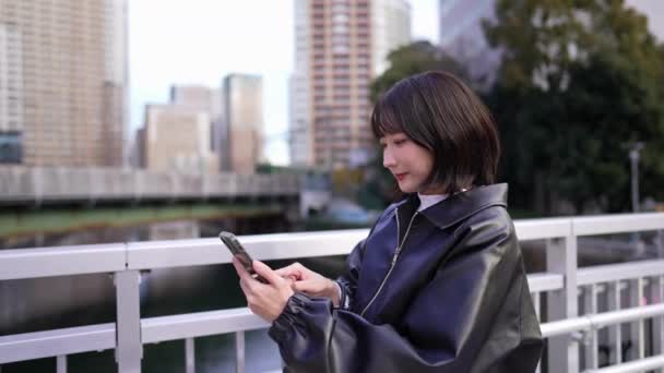 Μια Νεαρή Γιαπωνέζα Γύρω Στα Που Έχει Ένα Smartphone Όπου — Αρχείο Βίντεο