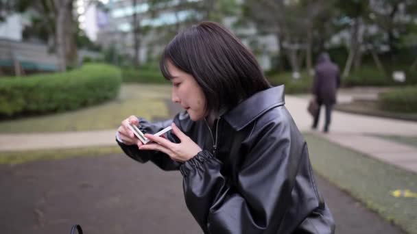Młoda Japonka Dwudziestce Ubrana Makijaż Parku Niedaleko Stacji Gotanda Shinagawa — Wideo stockowe