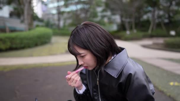 Młoda Japonka Dwudziestce Ubrana Makijaż Parku Niedaleko Stacji Gotanda Shinagawa — Wideo stockowe