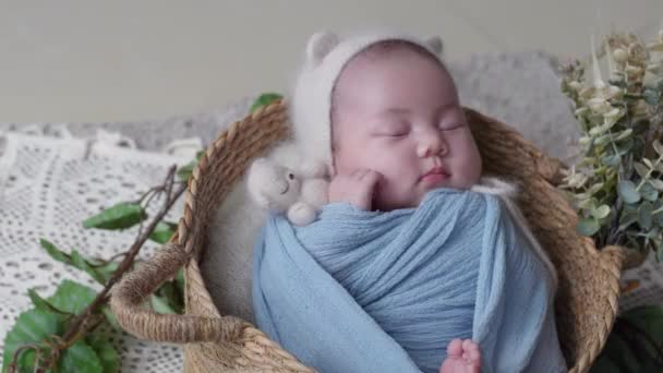 Egy Napos Tajvani Baba Kék Csomagolásban Egy Újszülött Fotóriporahéjjal — Stock videók