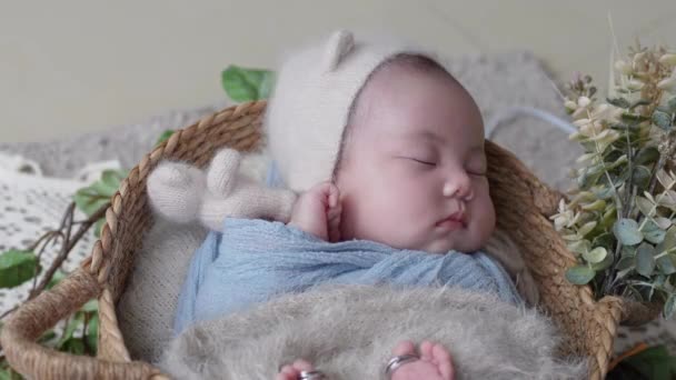 Bébé Taïwanais Jours Enveloppé Dans Emballage Bleu Prenant Une Photogorahy — Video