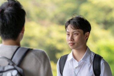 20 'li yaşlarda iki Tayvanlı Maokong' da sohbet ediyorlar. Tayvan 'da bir turizm merkezi..