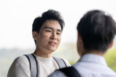 20 'li yaşlarda iki Tayvanlı Maokong' da sohbet ediyorlar. Tayvan 'da bir turizm merkezi..