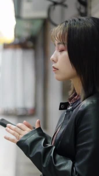 Vidéo Verticale Une Jeune Japonaise Dans Vingtaine Préfecture Okinawa Dans — Video