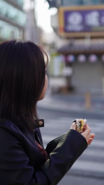 Vidéo Verticale Ralenti Une Jeune Japonaise Préfecture Okinawa Dans Vingtaine — Video