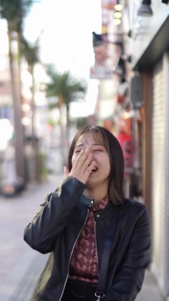 Медленное Вертикальное Видео Молодой Японки Префектуры Окинава Возрасте Лет Идущей — стоковое видео
