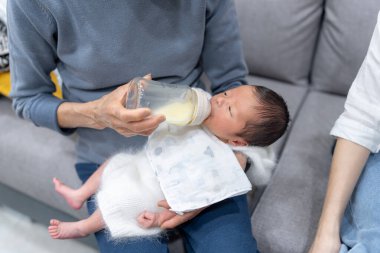 30 'lu yaşlarda Tayvanlı kadınlar ve 20' li yaşlarda Asyalı kadınlar apartmanın ön lobisinde sohbet ediyorlar.