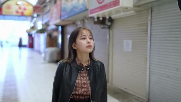 Ung Japansk Kvinna Från Okinawa Prefektur Årsåldern Promenader Medan Hon — Stockvideo