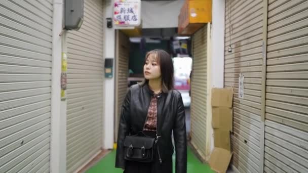 Ung Japansk Kvinna Från Okinawa Prefektur Årsåldern Promenader Medan Hon — Stockvideo