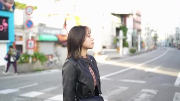 Uma Jovem Japonesa Província Okinawa Casa Dos Anos Caminhando Sozinha — Vídeo de Stock