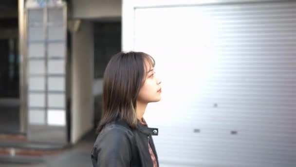Eine Junge Japanerin Aus Der Präfektur Okinawa Ihren Zwanzigern Die — Stockvideo
