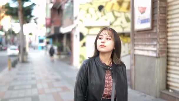 Ung Japansk Kvinna Från Okinawa Prefektur Årsåldern Går Ensam Kokusai — Stockvideo
