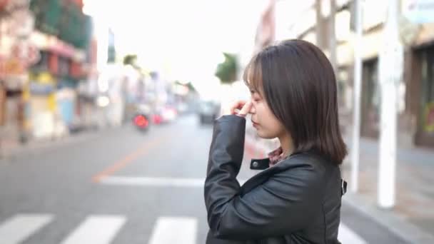 Ung Japansk Kvinna Från Okinawa Prefektur Årsåldern Går Ensam Kokusai — Stockvideo
