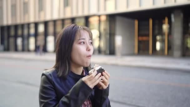 Une Jeune Japonaise Préfecture Okinawa Dans Vingtaine Mangeant Nourriture Rue — Video