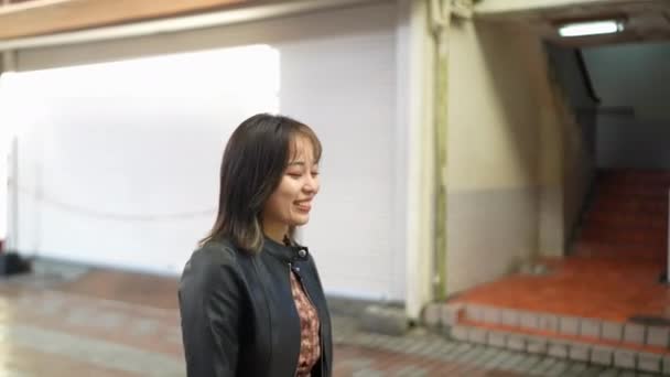 Eine Junge Japanerin Aus Der Präfektur Okinawa Ihren Zwanzigern Winterkleidung — Stockvideo