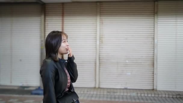 Ung Japansk Kvinna Från Okinawa Län Årsåldern Vinterkläder Promenader Med — Stockvideo