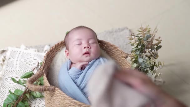 一位30多岁的日本摄影师拍摄了一张刚出生不久的照片 照片上的一个32天大的台湾婴儿裹着蓝色的包装纸 — 图库视频影像