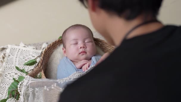 Japansk Fotograf Årsåldern Tar Ett Nyfött Foto Dagars Taiwanesisk Baby — Stockvideo