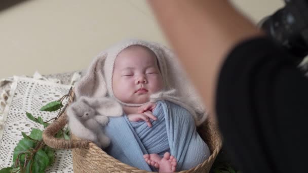 Ένας Ιάπωνας Φωτογράφος Γύρω Στα Φωτογραφίζει Ένα Μωρό Ημερών Τυλιγμένο — Αρχείο Βίντεο