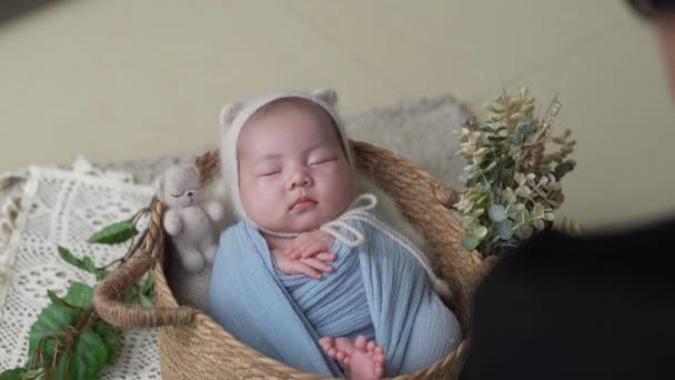 Japansk Fotograf Årsåldern Tar Ett Nyfött Foto Dagars Taiwanesisk Baby — Stockvideo