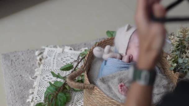 Japansk Fotograf Erne Tager Nyfødt Billede Dages Taiwanesisk Baby Pakket – Stock-video