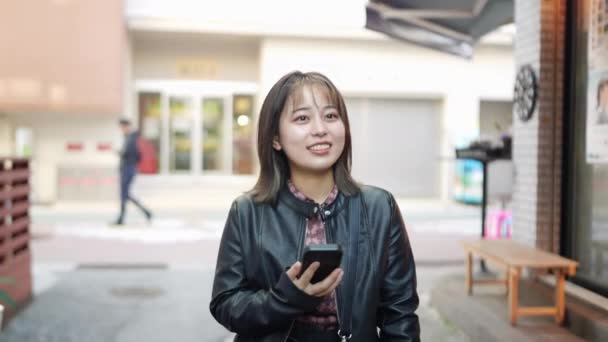 Zeitlupenvideo Einer Okinawischen Frau Ihren Zwanzigern Winterkleidung Die Lächelnd Auf — Stockvideo