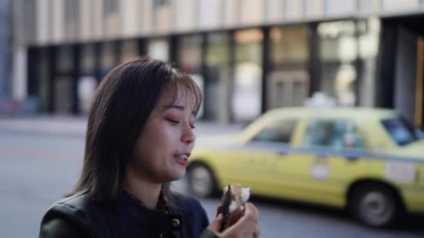 Powolny Film Kobiety Okinawan Dwudziestce Zimowych Ciuchach Jedzącej Uliczną Wieprzową — Wideo stockowe