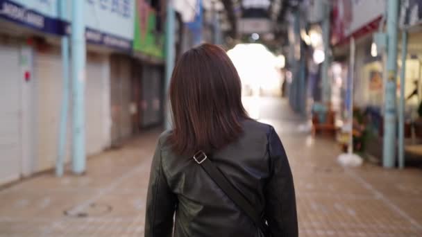 Vídeo Cámara Lenta Mujeres Okinawa Años Con Ropa Invierno Caminando — Vídeos de Stock