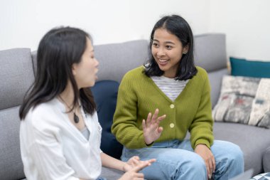 Kanepede oturup 30 'lu yaşlardaki Tayvanlı kadınlar ve 20' li yaşlardaki Asyalı kadınlar arasındaki tartışma sahnesi.