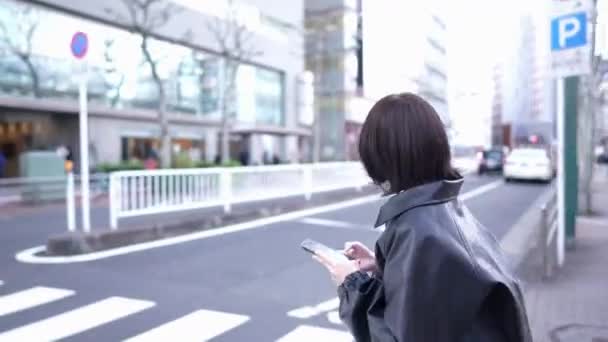 Japansk Kvinna Årsåldern Går Längs Flodvägen Runt Gotanda Station Shinagawa — Stockvideo