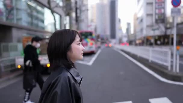 Eine Japanerin Ihren Zwanzigern Winter Auf Der Straße Rund Den — Stockvideo