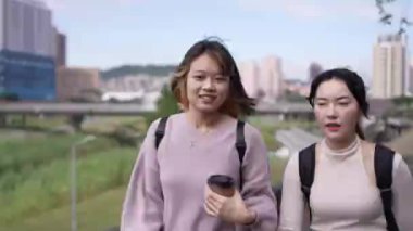 Tayvan 'ın Taipei şehrinde Wenshan Bölgesi' nde yürürken 20 'li yaşlarında iki Tayvanlı kız öğrencinin görüntüsü.