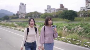 Tayvan 'ın Taipei şehrinde Wenshan Bölgesi' nde yürürken 20 'li yaşlarında iki Tayvanlı kız öğrencinin görüntüsü.