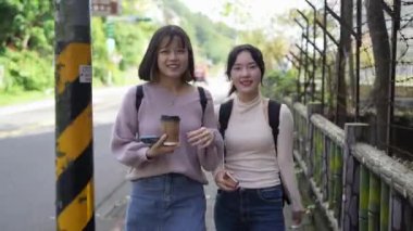 Tayvan 'ın Taipei şehrinde Wenshan Bölgesi' nde yürürken 20 'li yaşlarında iki Tayvanlı kız öğrencinin görüntüsü.