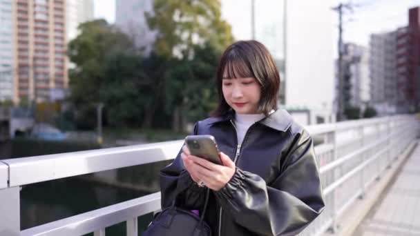 Японська Жінка Років Яка Зупиняється Керує Своїм Смартфоном Дорозі Навколо — стокове відео