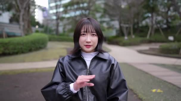Una Mujer Japonesa Unos Años Que Habla Lenguaje Señas Alrededor — Vídeos de Stock