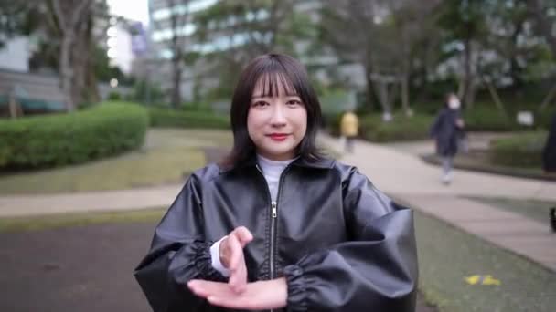 Una Mujer Japonesa Unos Años Que Habla Lenguaje Señas Alrededor — Vídeos de Stock