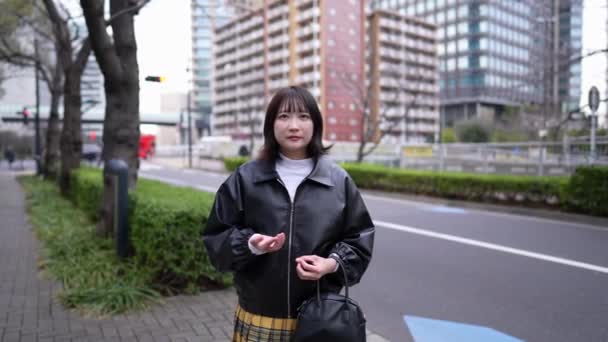 Japońska Kobieta Dwudziestce Która Mówi Językiem Migowym Wokół Stacji Gotanda — Wideo stockowe