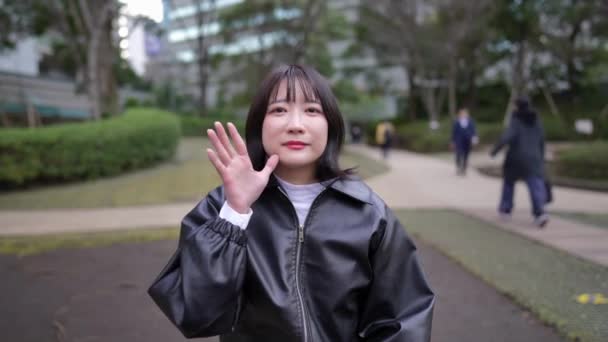 Japońska Kobieta Dwudziestce Która Mówi Językiem Migowym Wokół Stacji Gotanda — Wideo stockowe