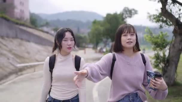 Μια Σκηνή Από Δύο Ταϊβανέζες Φοιτήτριες Στα Τους Περπατώντας Ενώ — Αρχείο Βίντεο