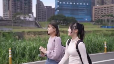 Tayvan 'ın Taipei şehrinde Wenshan Bölgesi' nde yürürken 20 'li yaşlarında iki Tayvanlı kız öğrencinin görüntüsü.